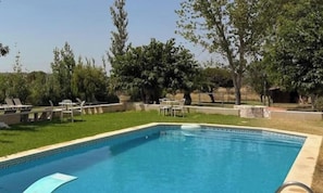 A swimming pool with lounge chairs, surrounded by trees and a clear sky. - Quinta da Vala - Veranda Suite 5 (Porches)