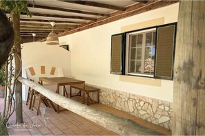 Outdoor dining - Vrbo Property (Porches)