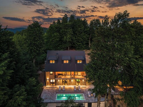 Wonderful private villa for 10 people with hot tub, WIFI, private pool, TV, patio and pets allowed