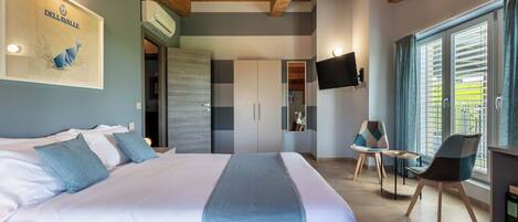 Travel crib, free WiFi