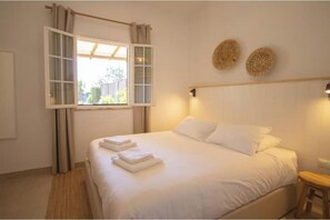 Iron/ironing board, WiFi, bed sheets - Vrbo Property (Porches)