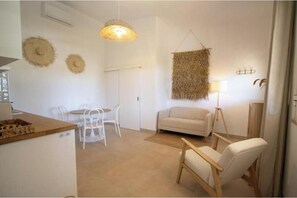 Living area - Vrbo Property (Porches)