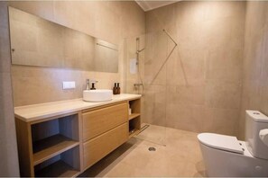 Shower, hair dryer, towels, soap - Vrbo Property (Porches)