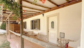 Outdoor dining - Vrbo Property (Porches)