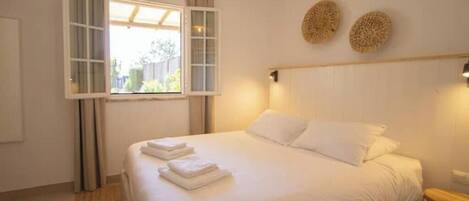 Iron/ironing board, WiFi, bed sheets