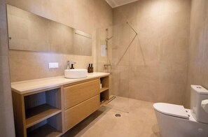 Shower, hair dryer, towels, soap - Vrbo Property (Porches)
