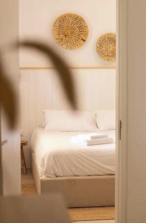 Tabla de planchar con plancha, wifi, ropa de cama