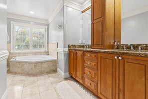 Bathroom - Tranquil 6-bedroom retreat in Hobe Sound for your getaway (Hobe Sound)