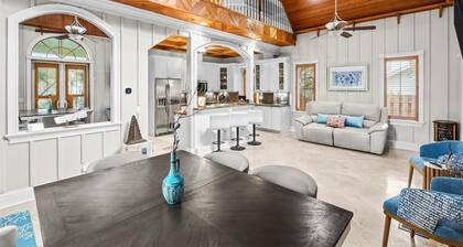 Tranquil 6-bedroom retreat in Hobe Sound for your getaway