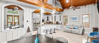 Tranquil 6-bedroom retreat in Hobe Sound for your getaway
