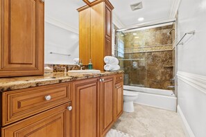 Jetted bath, hair dryer, towels, soap - Tranquil 6-bedroom retreat in Hobe Sound for your getaway (Hobe Sound)