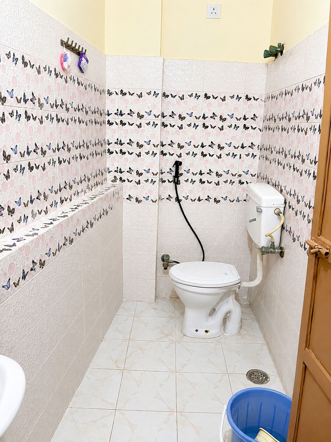 Bañera y ducha independientes, toallas, jabón, shampoo