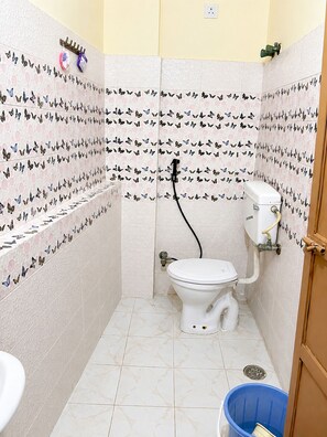 Separate bathtub and shower, towels, soap, shampoo - The Grand Ganga Paying Guest (VARANASI)