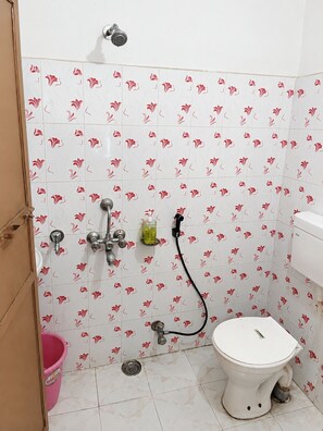 Badewanne und Dusche (separat), Handtücher, Seife, Shampoo