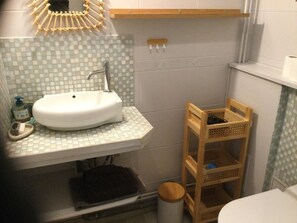 Bathroom - Vrbo Property (La Bachellerie)