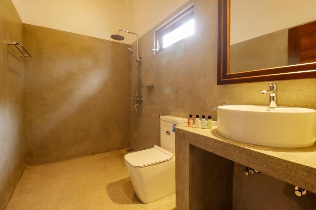 Douche, articles de toilette gratuits, sèche-cheveux