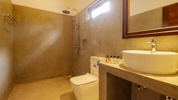 Douche, articles de toilette gratuits, sèche-cheveux