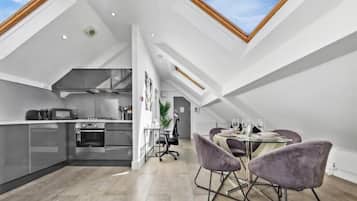Apartment, 1 King Bed with Sofa bed, Non Smoking, Kitchen | Dining