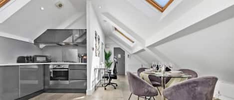 Apartment, 1 King Bed with Sofa bed, Non Smoking, Kitchen | Dining