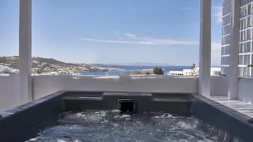 Deluxe Suite Sea View with Outdoor Hot Tub | Outdoor spa tub