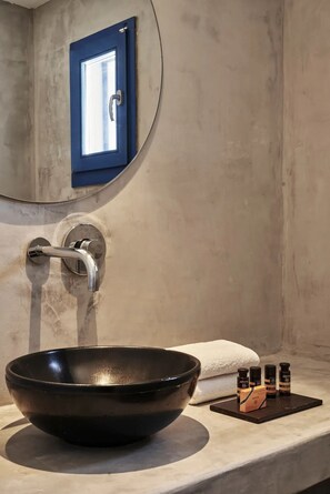 Deluxe Suite Sea View with Outdoor Hot Tub | Bathroom | Shower, hair dryer, towels, soap - Boho Friends (Mikonos)