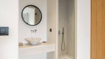 Double Room with Private Yard | Bathroom