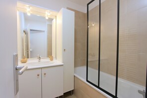 Haartrockner, Handtücher, Seife, Toilettenpapier
