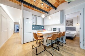 Wasserkocher mit Kaffee-/Teezubehör, Kühlschrank, Mikrowelle