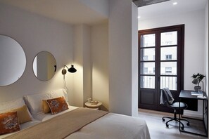 Ein Schlafzimmer mit Bett, Nachttisch, Lampe und Blick durch ein Fenster.