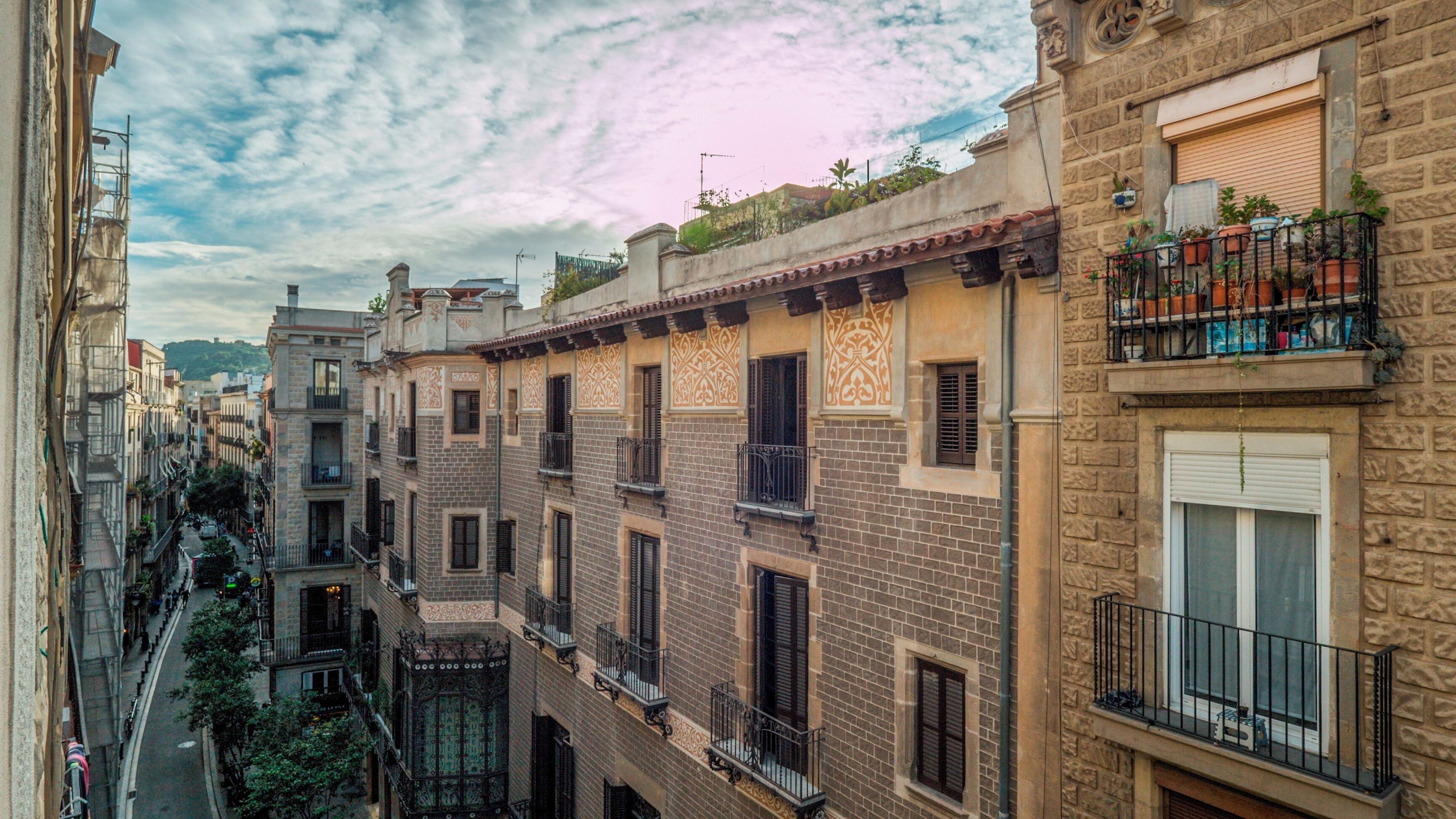 Ruas estreitas ladeadas por edifícios altos com varandas e trabalhos em azulejos decorativos.
