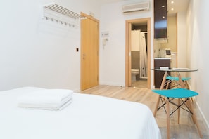 Ein Hotelzimmer mit Bett, Schreibtisch und Stuhl.