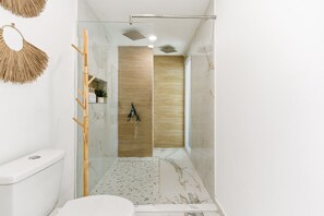 Douche, sèche-cheveux, serviettes fournies, savon