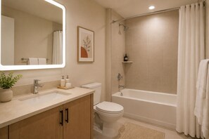 Economy-Zimmer, Stadtblick | Badezimmer | Kostenlose Toilettenartikel, Haartrockner, Handtücher, Seife