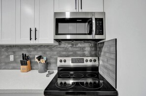 Fridge, microwave, oven, stovetop - Tropical Oasis Near Beach, Airport & Cruise Port (Fort Lauderdale)