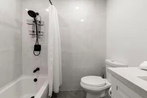 Shower, towels, soap, shampoo - Tropical Oasis Near Beach, Airport & Cruise Port (Fort Lauderdale)