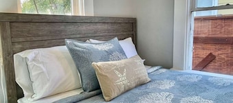 Cozy 2-bedroom cottage in lovely Lake Worth Beach with AC