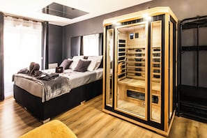 Una camera da letto moderna con un letto, un armadio e una cabina armadio.