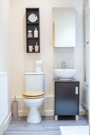 Bathroom - No 11 Nursery Convent -1st Floor Apartment - 2 Bedrooms - Sleeps 4 (Mansfield)