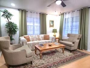 Living area - Pet Friendly Game Room Retreat Close to Rainbow River / Fire Pit (Dunnellon)