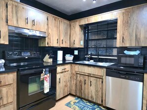 Private kitchen - Pet Friendly Game Room Retreat Close to Rainbow River / Fire Pit (Dunnellon)