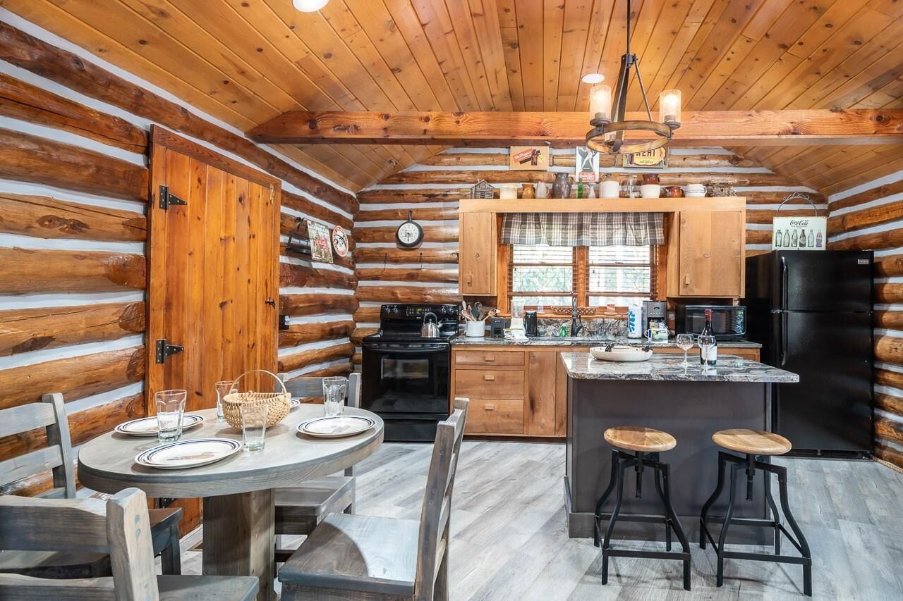 House, 1 King Bed (Buckhorn Hideaway) | Private kitchen | Oven