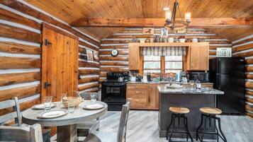 House, 1 King Bed (Buckhorn Hideaway) | Private kitchen | Oven