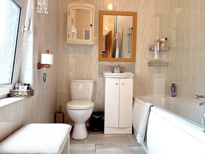 Een douche, een haardroger, handdoeken