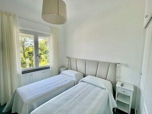 Een strijkplank/strijkijzer, gratis wifi, beddengoed