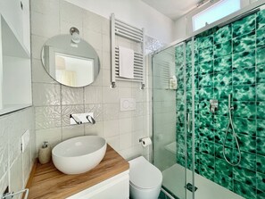 Een douche, een haardroger, een bidet, handdoeken