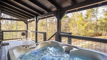 House, 1 King Bed with Sofa bed (Gone Fishing) | Outdoor spa tub