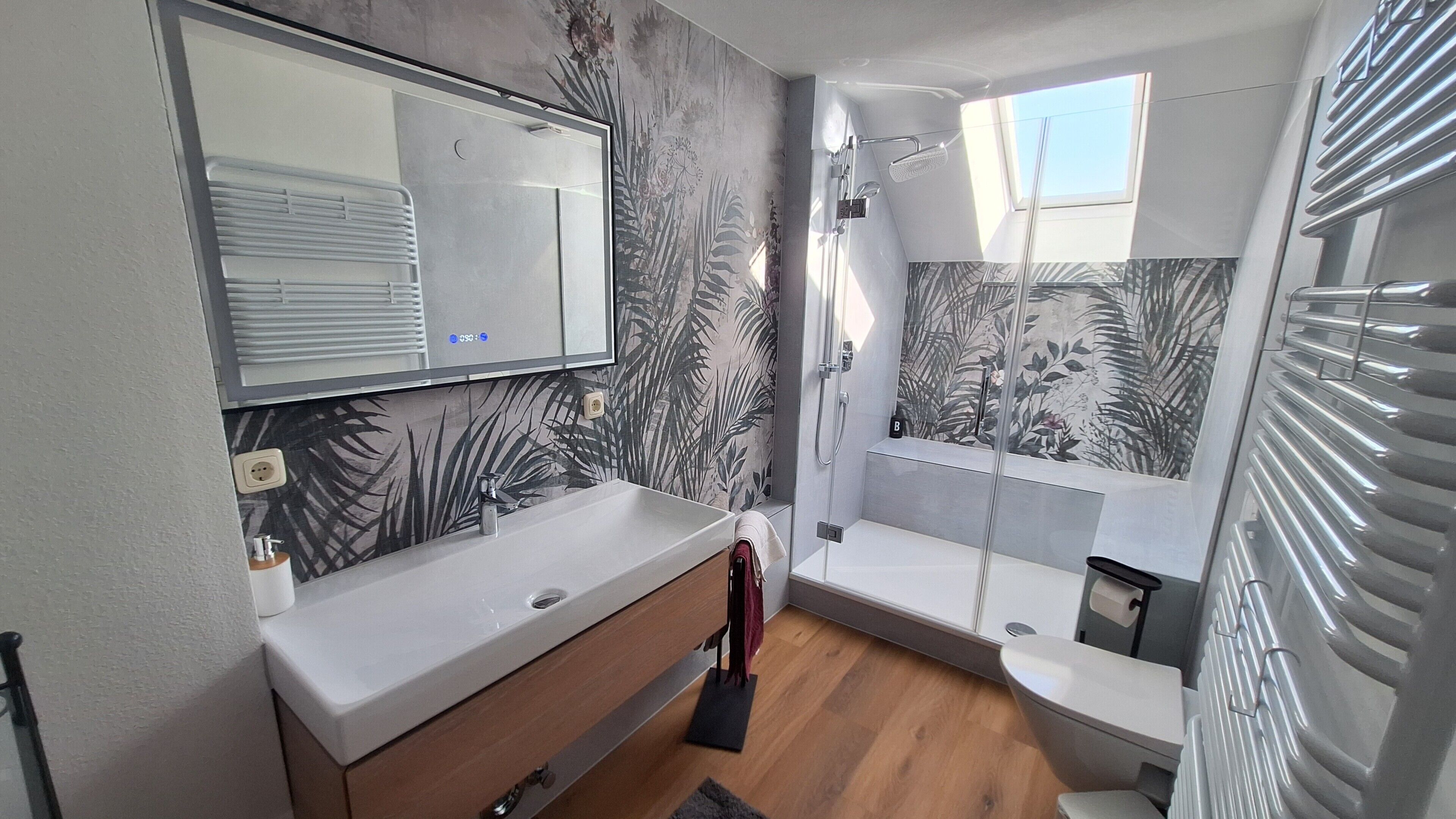 Een douche, een haardroger, handdoeken