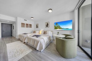 Tabla de planchar con plancha, wifi gratis y ropa de cama 