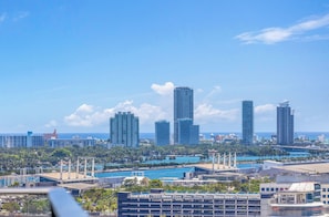 A cityscape with high-rise buildings, a marina, and a clear blue sky. - Bayside Downtown Miami Luxury Studio w/ Rooftop pool & Gym (Miami)