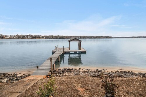 Serene Lakefront Guest Suite~ Private Bath & Entry